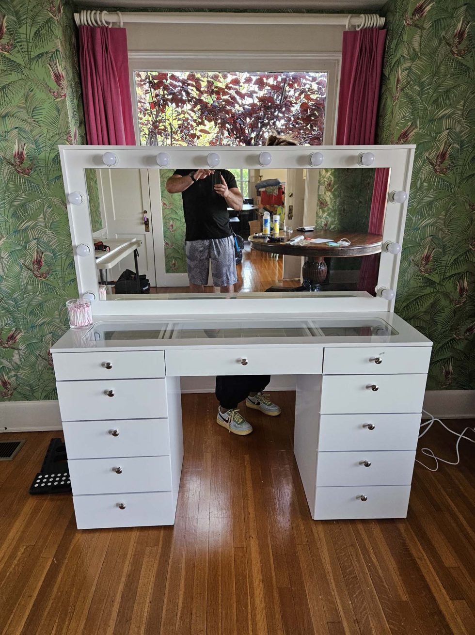 Desk glass makeup